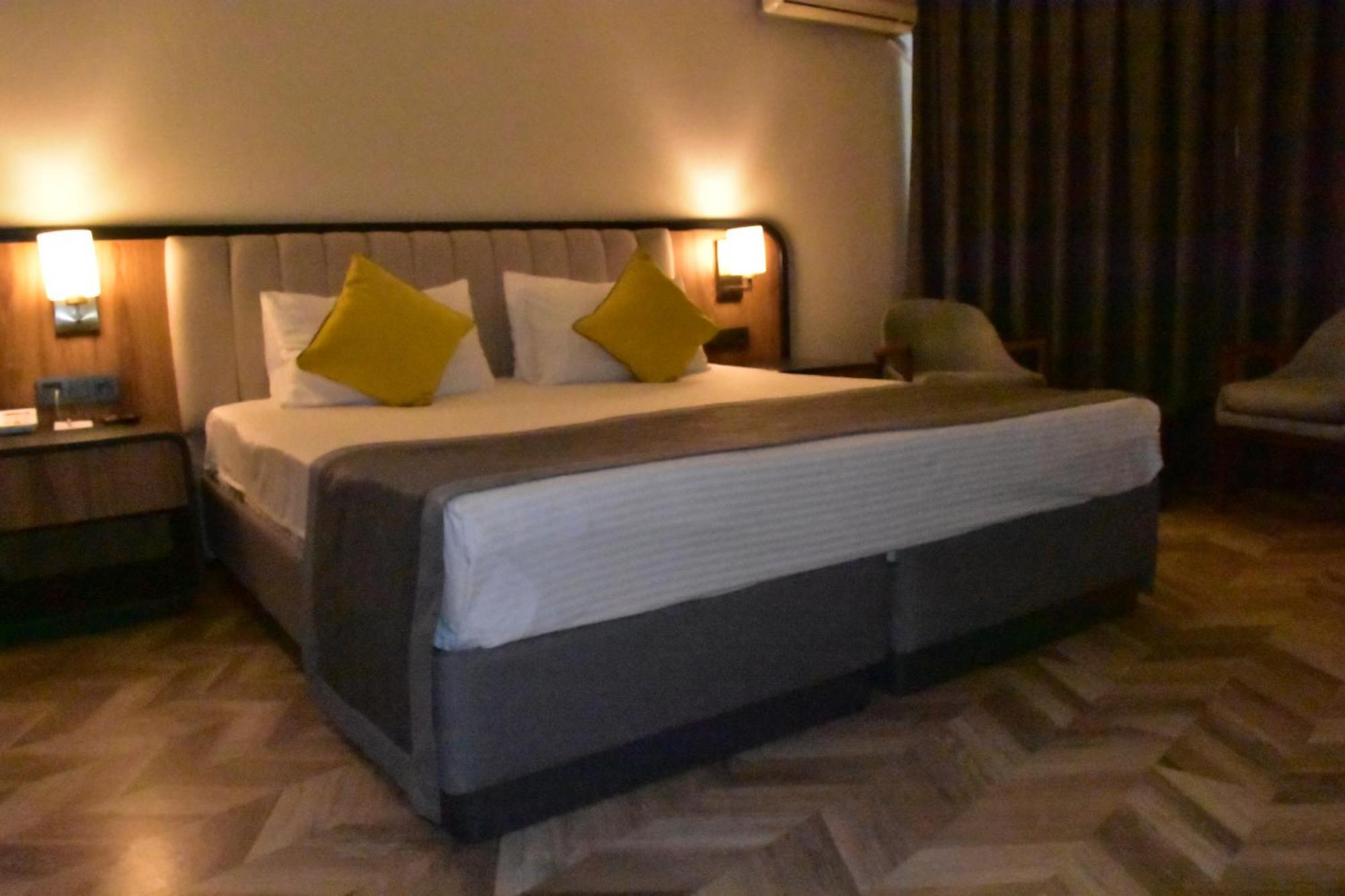 Uk Ankara Hotel Ngoại thất bức ảnh